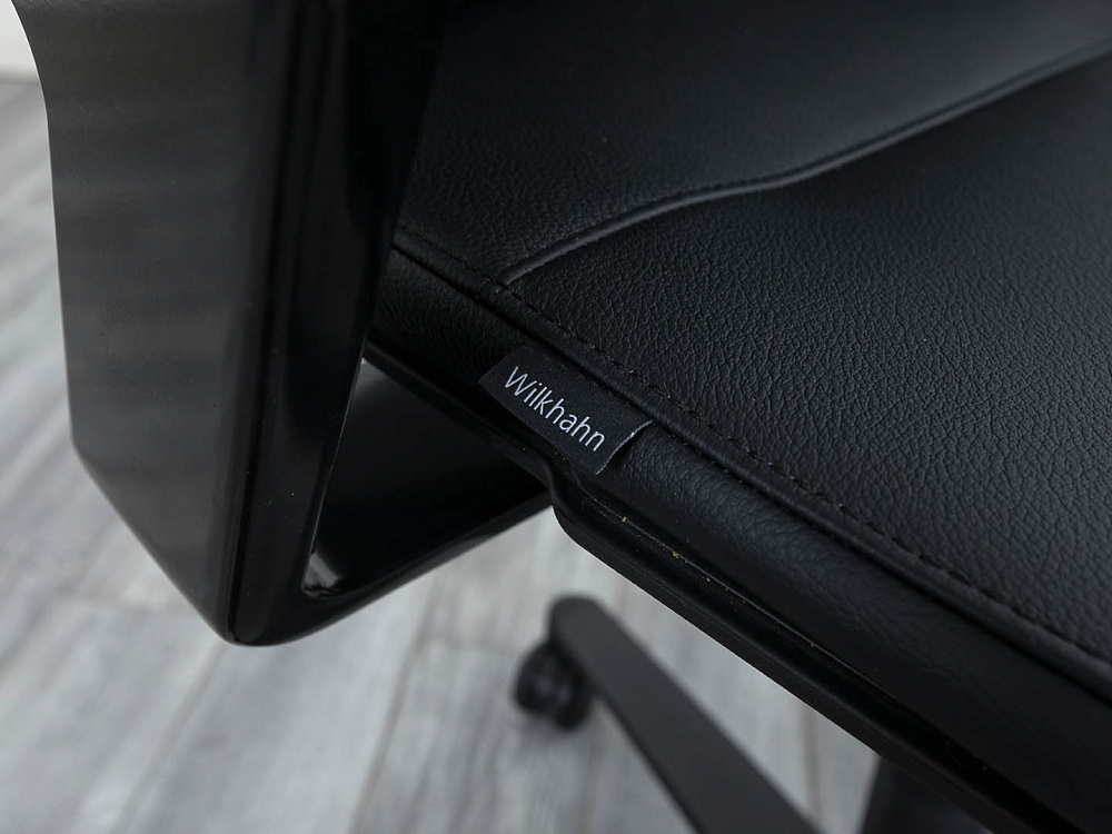Офисное кресло руководителя  Wilkhahn  Кожа Черный ON  (КРКЧ-10094)