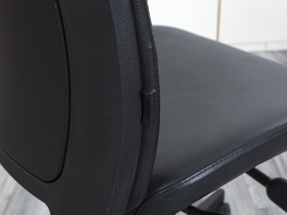 Офисное кресло для персонала  SteelCase Кожа Черный   (КПКЧ-30074)
