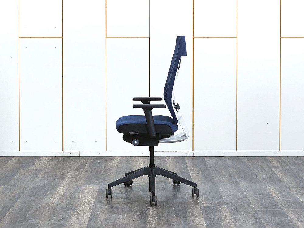 Офисное кресло руководителя  INTERSTUHL Ткань Синий JOYCEis3  (КРТН-28083)